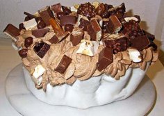 Cupcaketaart met choco-mousse en snoepjes